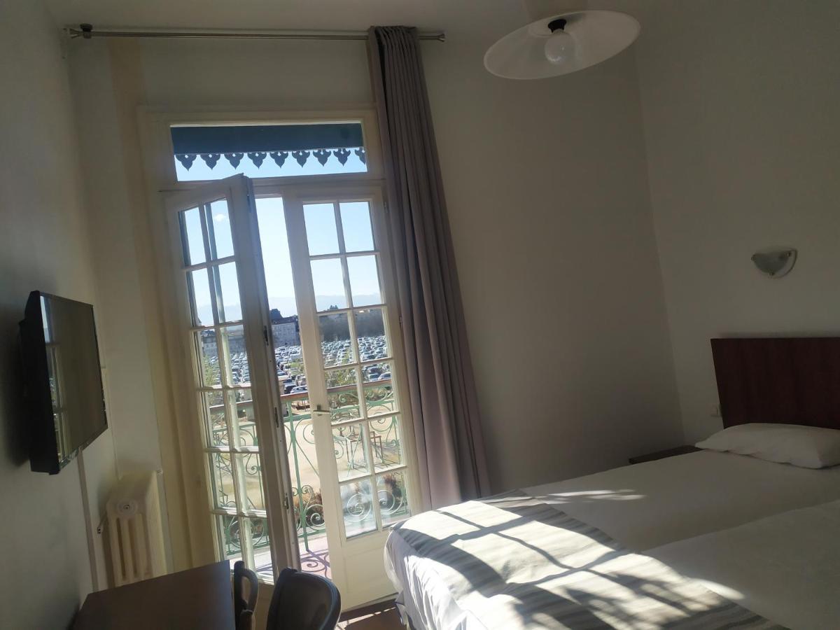 Hotel Le Postillon ポー エクステリア 写真